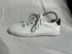 Tommy Bahama Women's White Leather Casual Sneakers Navy Blue Accent Size 7.5